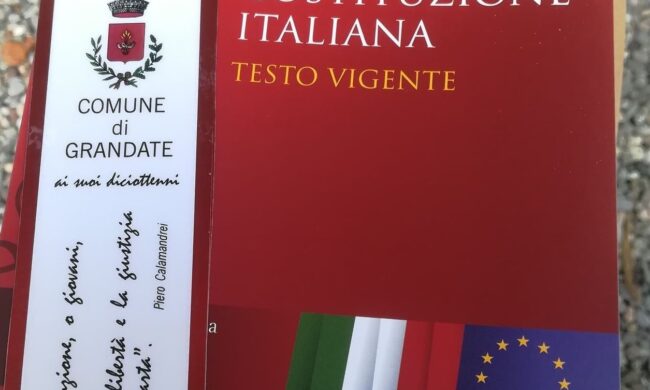 Il Comune consegna la Costituzione ai diciottenni, ma è l’edizione vecchia…