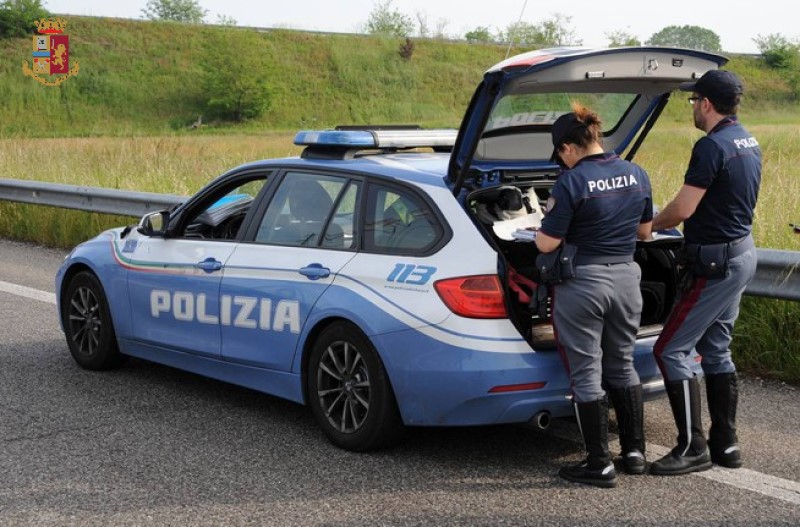 Rapina un’auto delle Poste per raggiungere i boschi dello spaccio di Tradate
