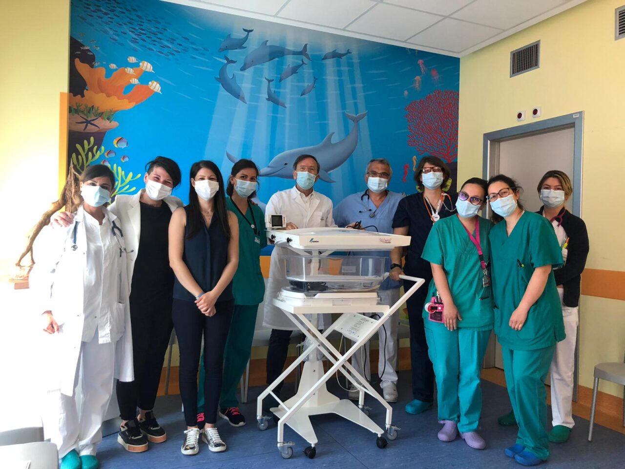 Dal dolore di due mamme, una superlampada contro l’ittero neonatale per l’Asst Sette Laghi