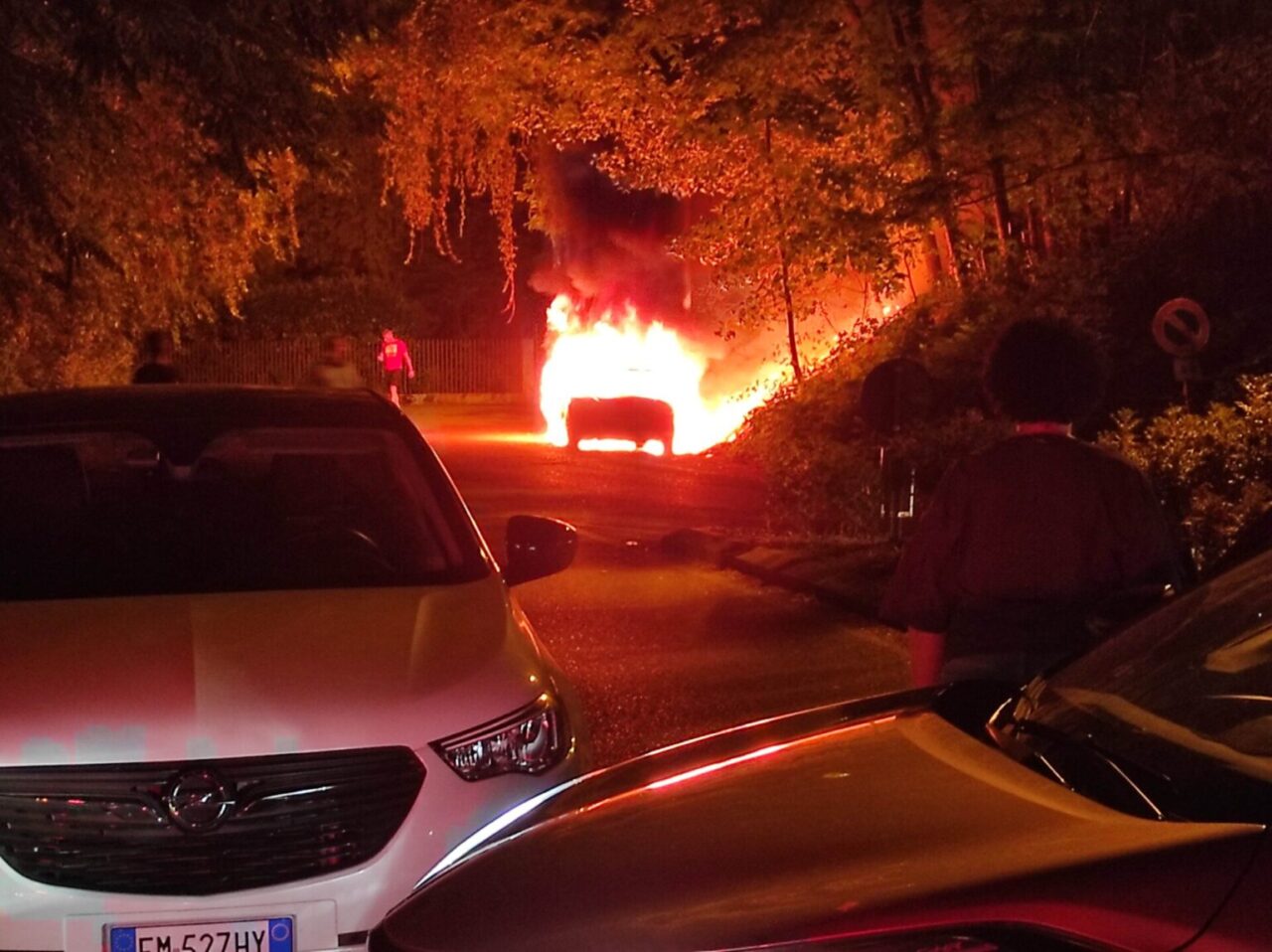 auto in fiamme a lomazzo