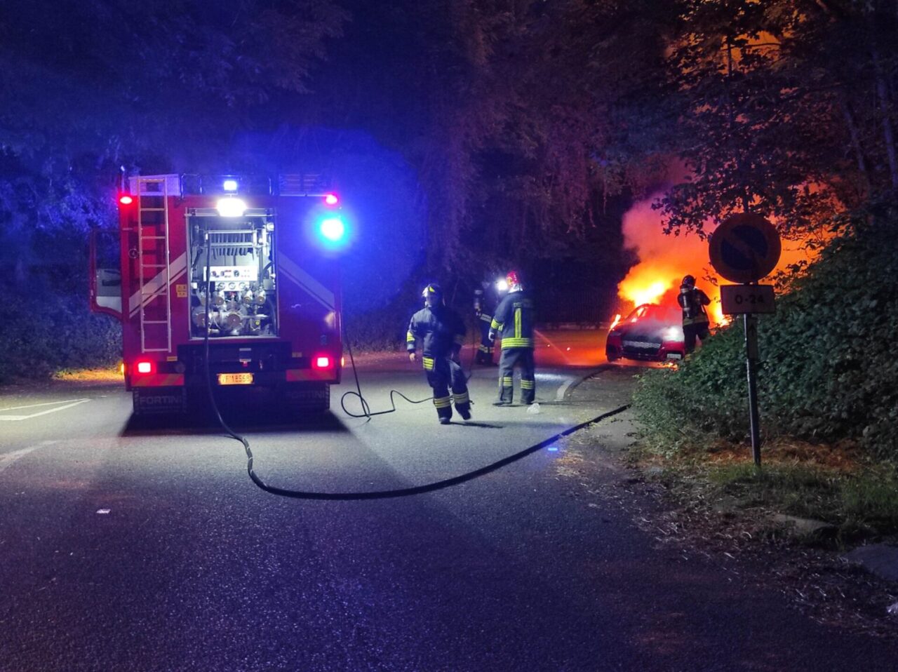 auto in fiamme a lomazzo