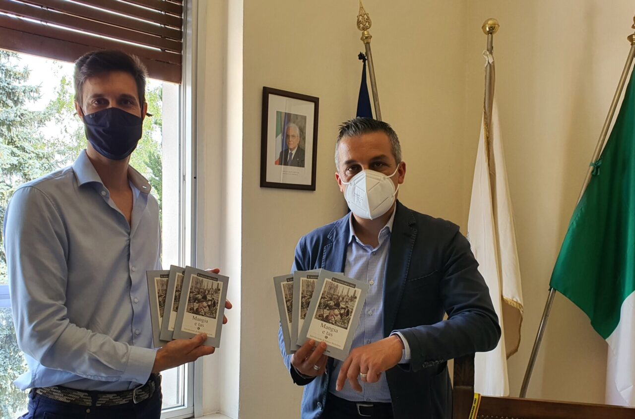 Fame di libri? A Cassano donati 20 nuovi volumi in dialetto: “Mangia e tas”