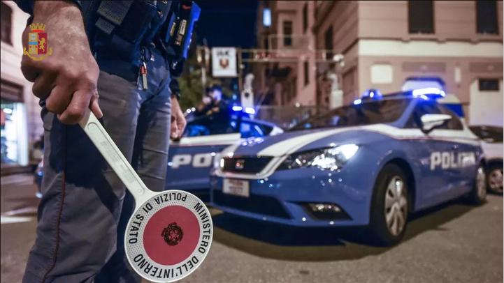 Cerca di aprire un’auto con un cacciavite, preso