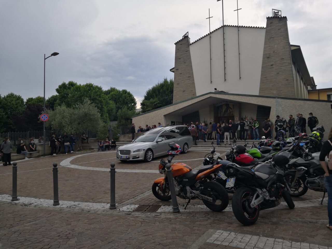 Il rombo delle moto a Saronno per l’addio ad Alessandro Piombo