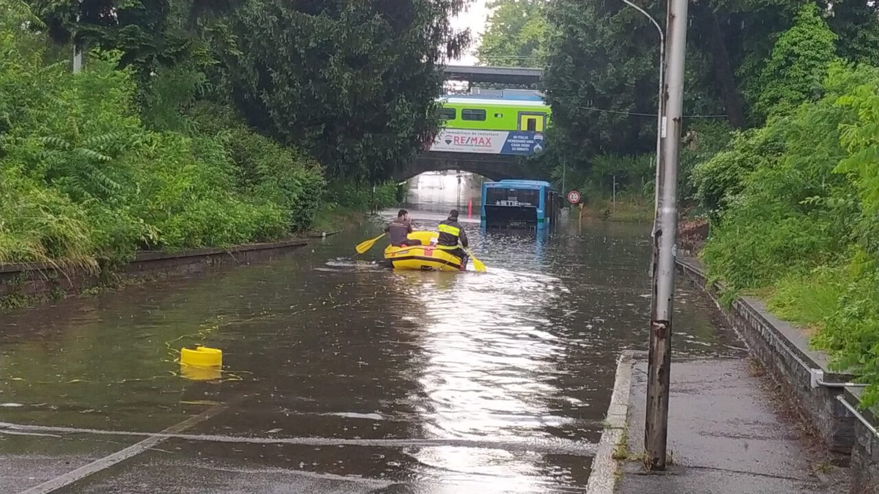 Busto, allagato il sottopasso di via Tasso: autobus intrappolato