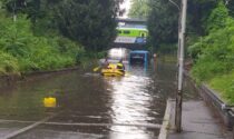 Busto, allagato il sottopasso di via Tasso: autobus intrappolato