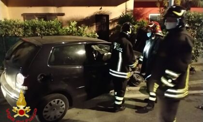 Luino, l'auto finisce contro il contatore del gas e prende fuoco