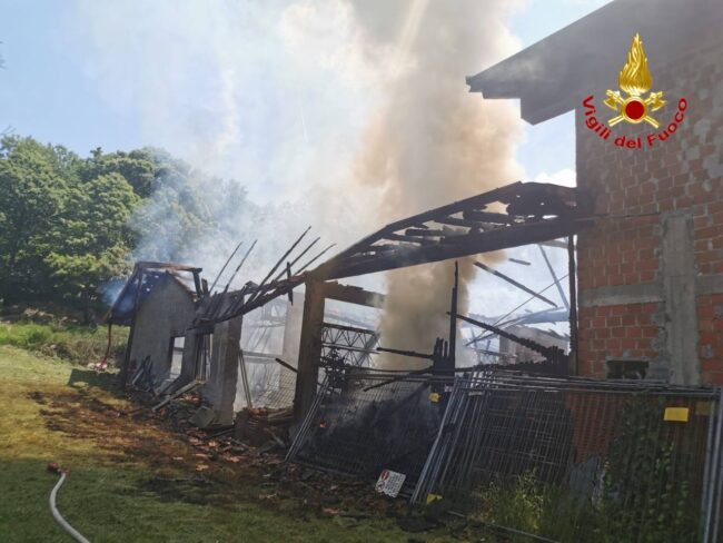 Incendio a Brinzio, in fiamme un capanno agricolo