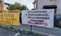 Docenti in fuga da Venegono, protesta in piazza: "Il dirigente faccia una scelta e lasci Venegono"