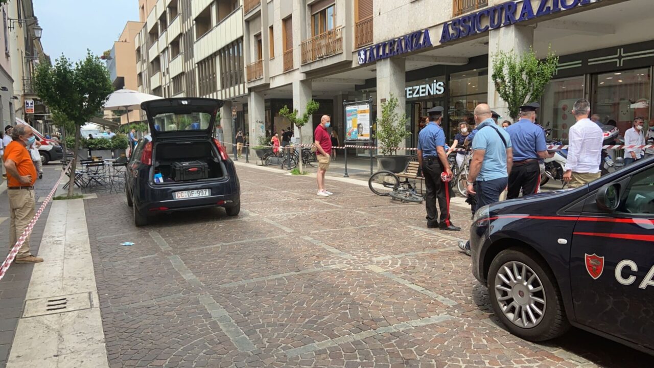 Col coltello in centro minaccia due ragazze: fermato da due cittadini