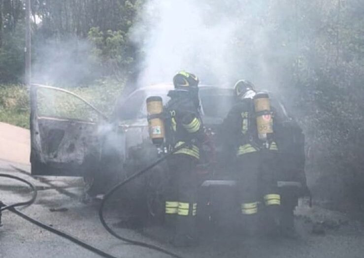 Auto in fiamme a Cogliate, arrivano i Vigili del Fuoco
