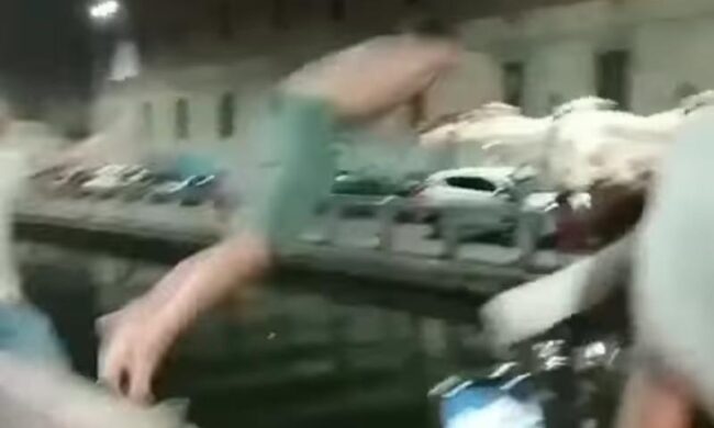 A Milano ormai siamo al campionato mondiale di tuffi… nei Navigli