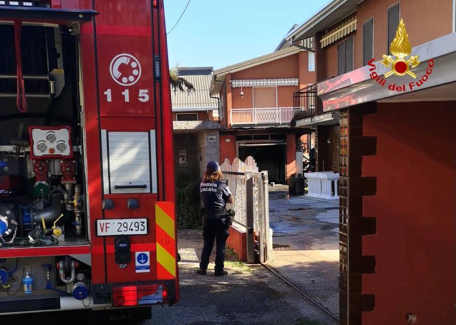 Incendio in un box a Fagnano, arrivano i Vigili del Fuoco