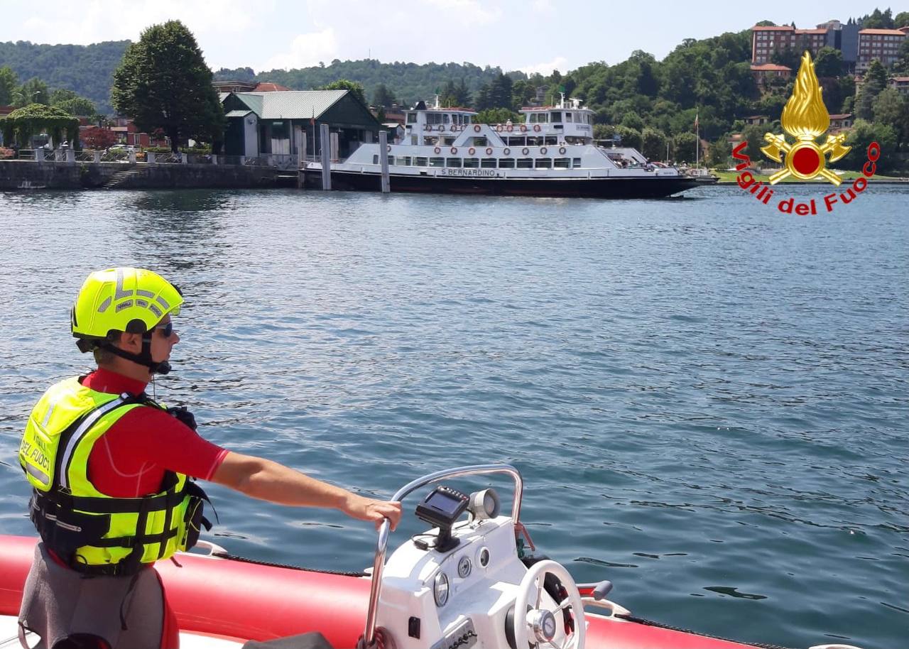 Laveno-Intra, allo sbarco manca un passeggero: si cerca tra le acque del Lago Maggiore