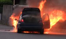 Auto in fiamme a Gorla, video e foto dell'intervento dei Vigili del Fuoco