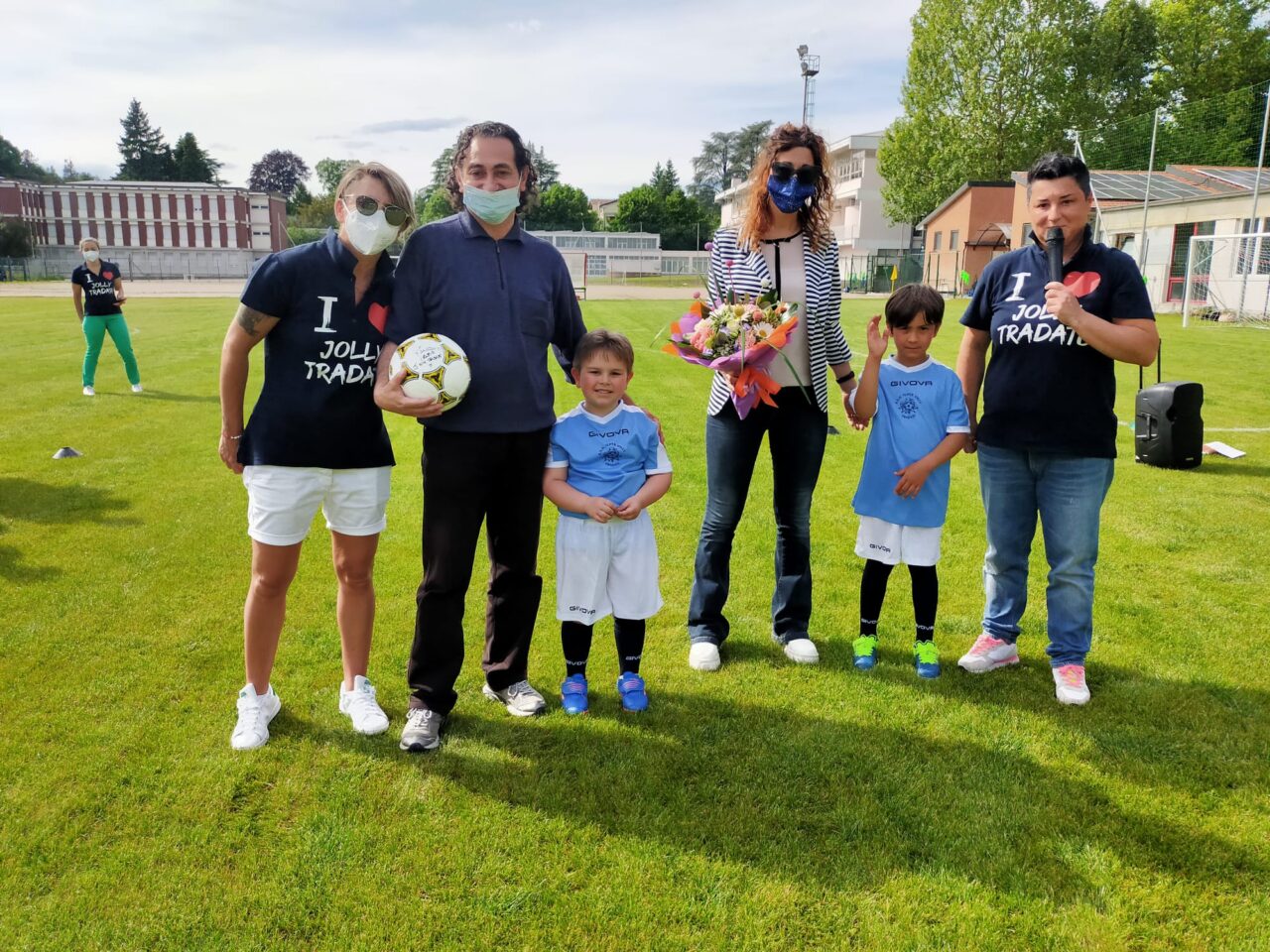 Primi calci al pallone sul nuovo campo in erba