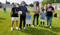 Primi calci al pallone sul nuovo campo in erba