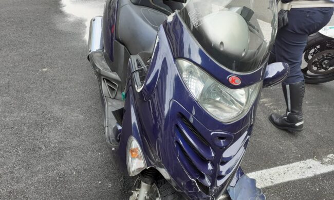 Freni rotti in discesa da Brunate a Como, miracolata una coppia in scooter