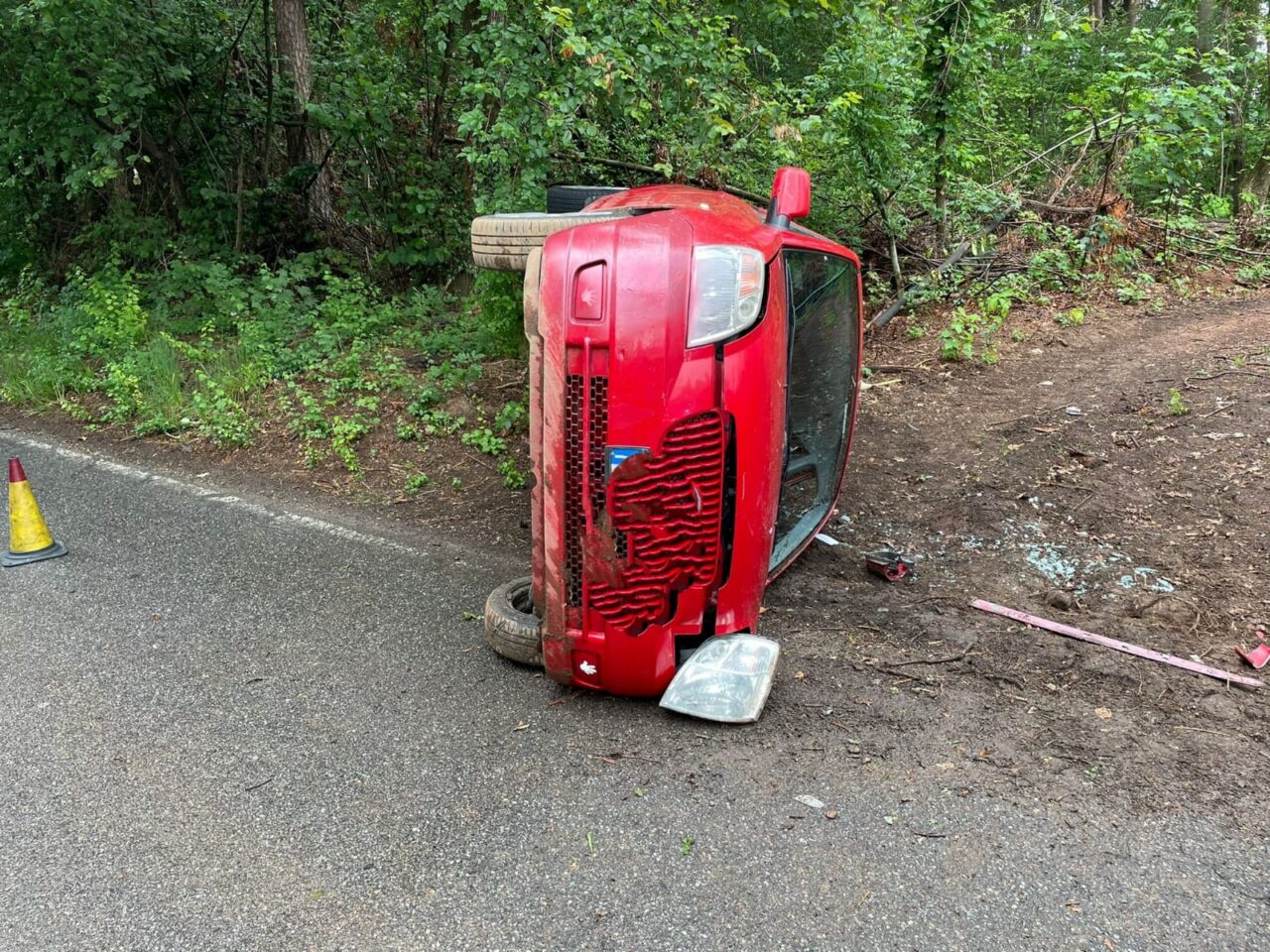 Esce di strada, auto capottata, automobilista miracolosamente illeso