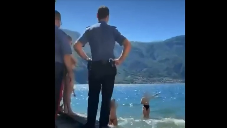 Bagno in topless nel lago di Lecco: il video dell’intervento dei Carabinieri diventa virale
