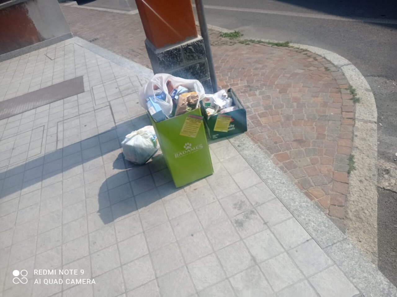 Cislago, getta per strada i rifiuti: beccato e multato