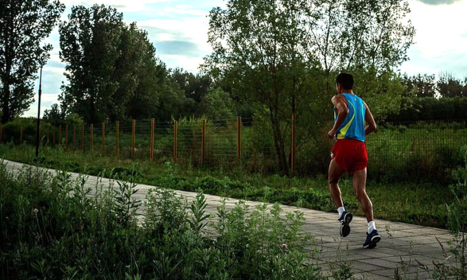 Troppe buche sul percorso del Running Day: rattoppi d’emergenza  sui sampietrini