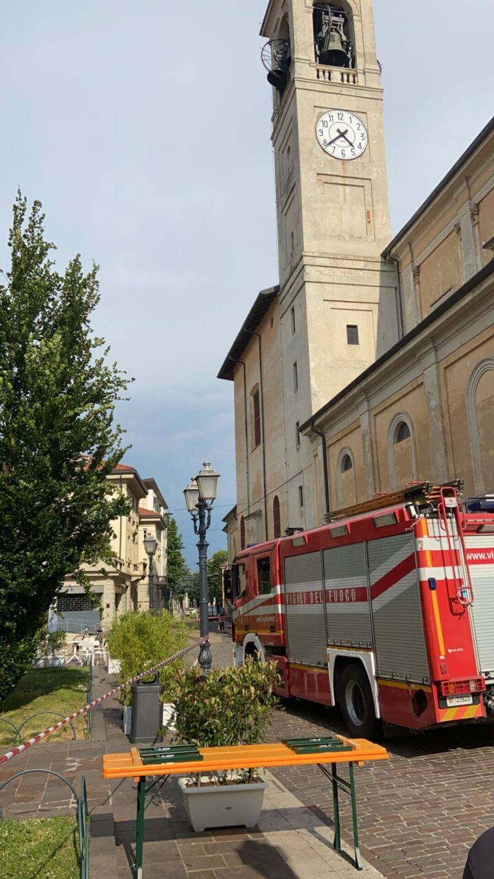 Si rompe un perno della campana: pompieri e mezzi in piazza Libertà