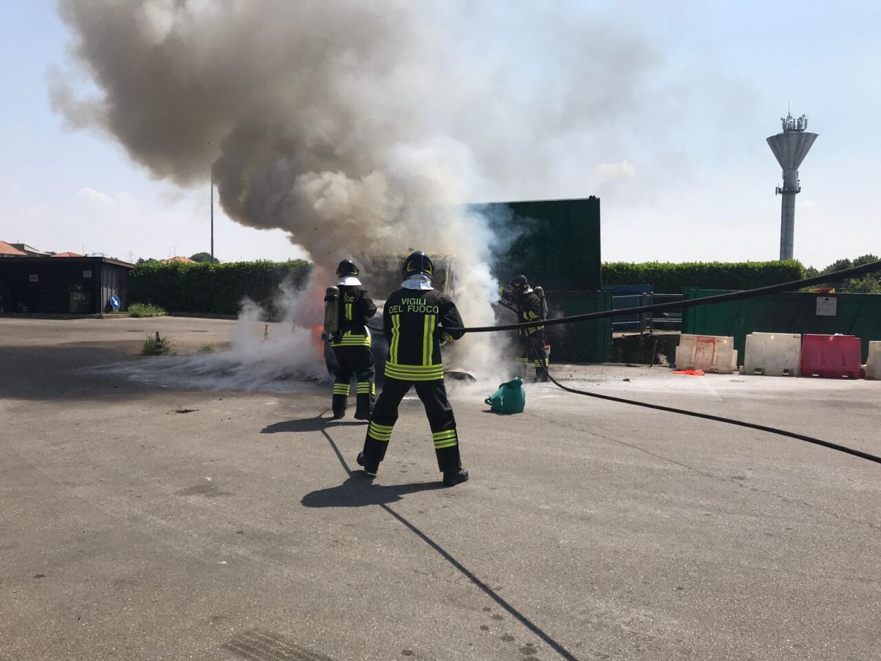 Turate, furgone prende fuoco in discarica FOTO