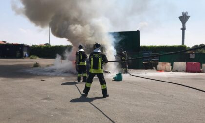 Turate, furgone prende fuoco in discarica FOTO