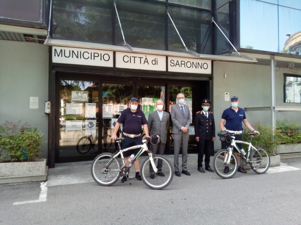 A Saronno Polizia locale in pattuglia con la bicicletta