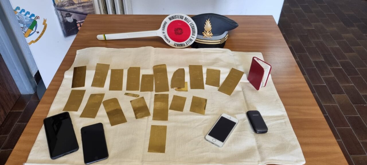 23 lamine d’oro senza documentazione: sequestro da 40mila euro nella Comasca