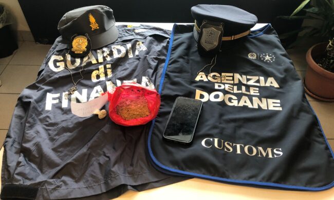 Voleva entrare in Italia con metamfetamina e marijuana: 28enne fermato in dogana
