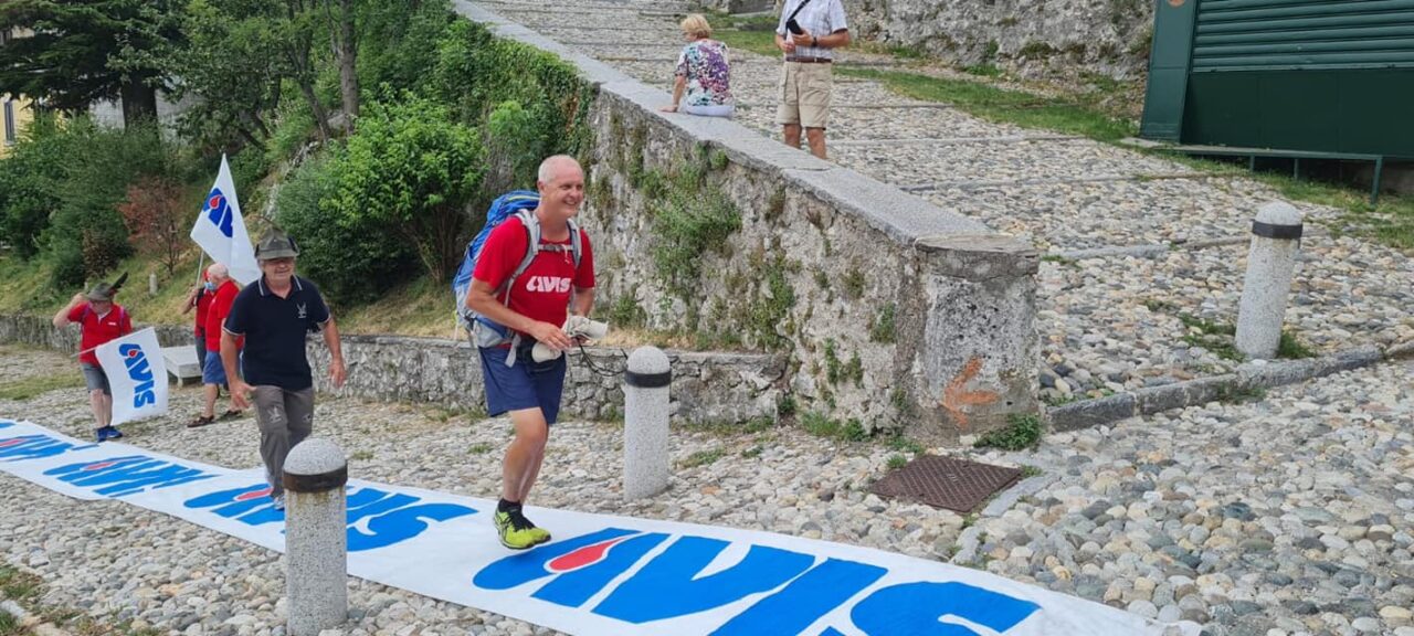 Doppia tappa a Varese per la traversata d’Italia a piedi dell’Avisino Maurizio Grandi
