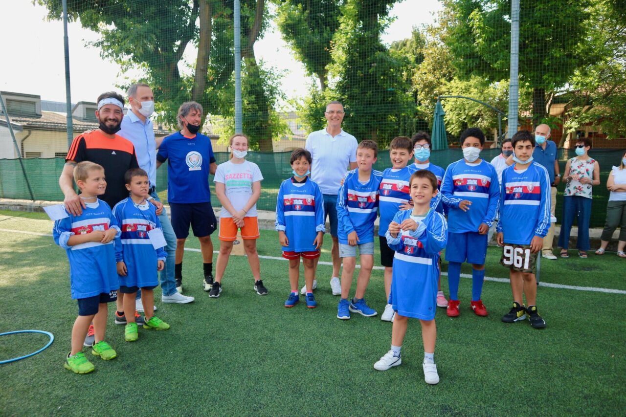 Beppe Bergomi scende in campo coi bambini di Arca