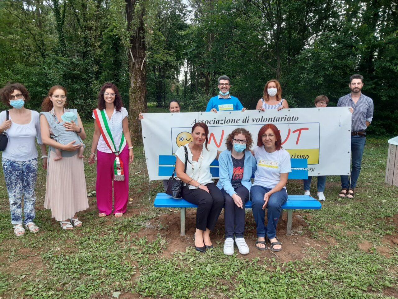 Una panchina blu dipinta dai ragazzi  dell’associazione “In x Aut” alla giornata mondiale sull’autismo