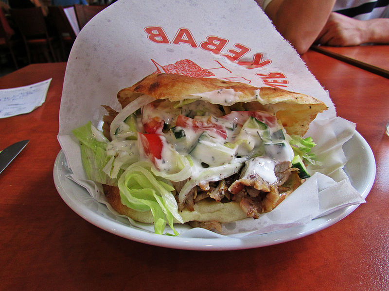 Non paga il kebab, pugni al dipendente che gli ha chiesto il conto