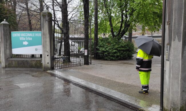 Emergenza maltempo, hub vaccinale di Villa Erba chiude. Il Breggia in piena