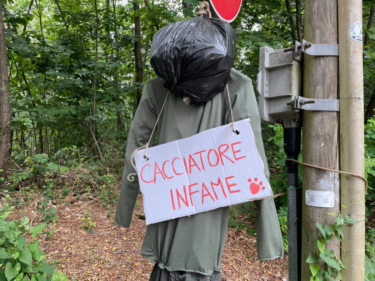 Cacciatore fantoccio “impiccato” a Cascina Pianbosco: gli animalisti passano alle minacce