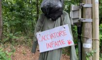 Cacciatore fantoccio "impiccato" a Cascina Pianbosco: gli animalisti passano alle minacce