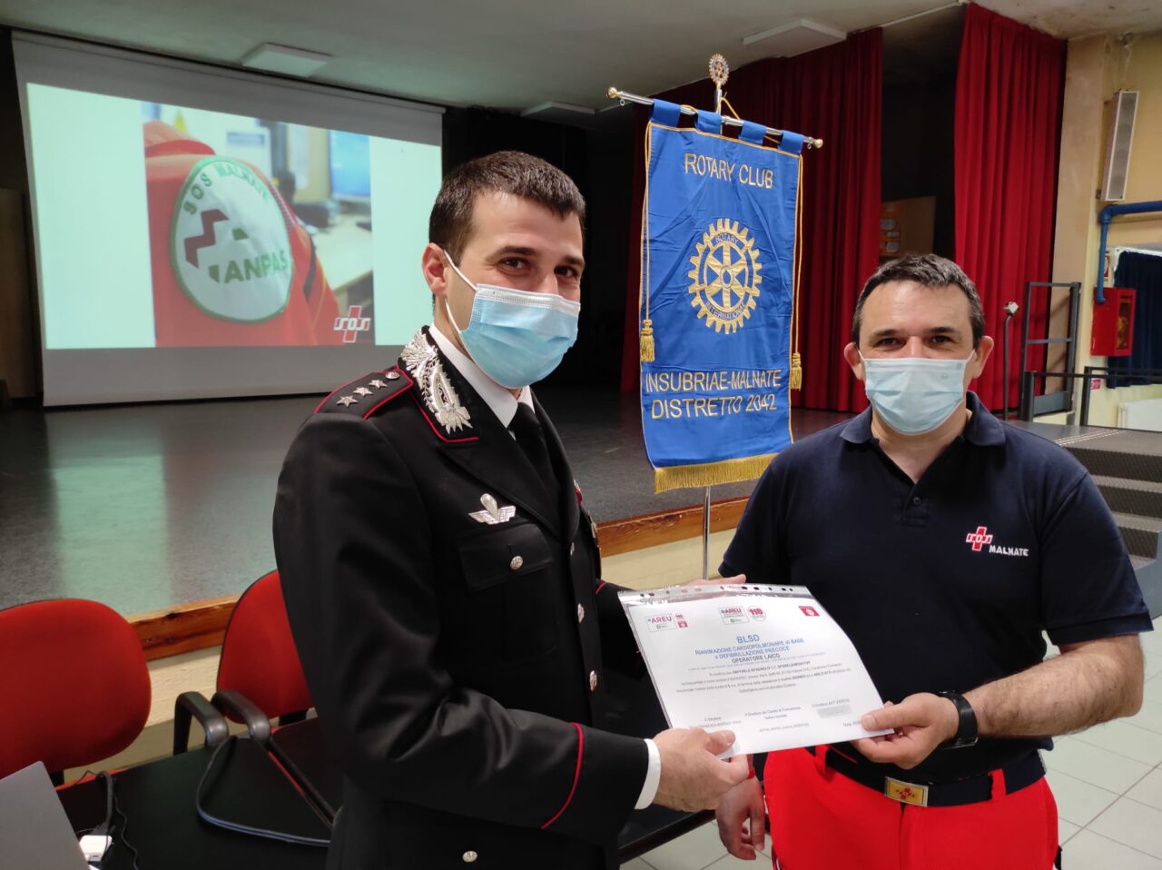 Dal Sos Malnate  Insubriae donati due defibrillatori ai Carabinieri