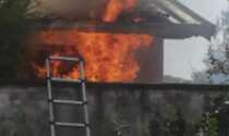 Vigili del fuoco a Lazzate per un incendio divampato in box