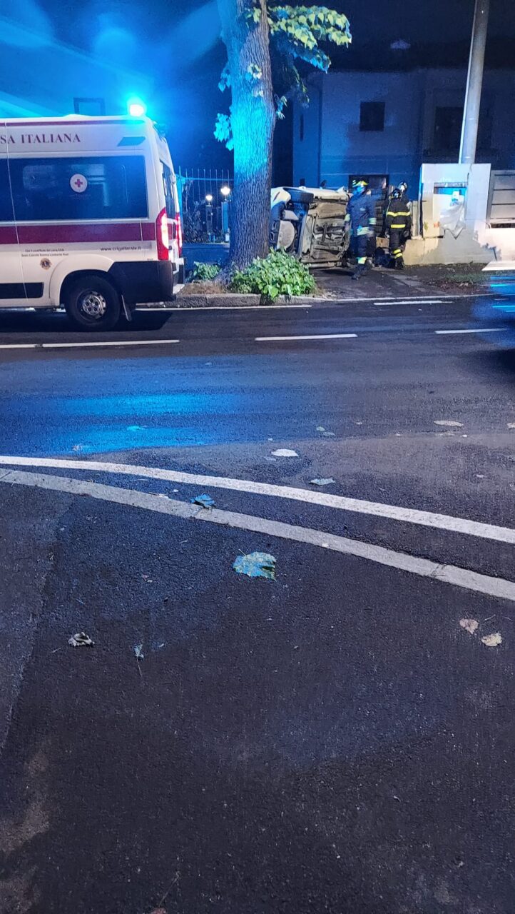 Sfonda un muro, le foto dell’auto ribaltata in viale Marconi