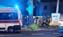 Sfonda un muro, le foto dell'auto ribaltata in viale Marconi