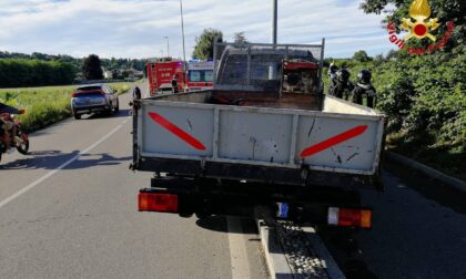 Vedano: perde il controllo del furgone e finisce contro un lampione