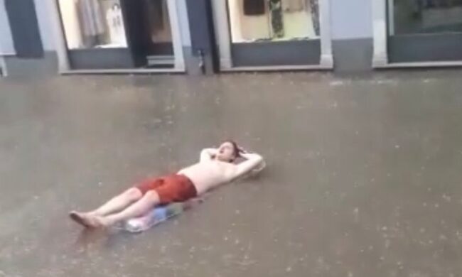 Maltempo, spunta un materassino a Cantù e la frazione si trasforma in “Vighizzolo beach”
