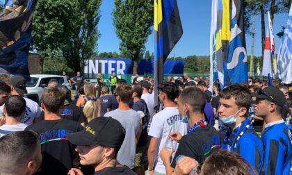 Raduno dell'Inter alla Pinetina: tanti tifosi fuori, la squadra esce a salutarli