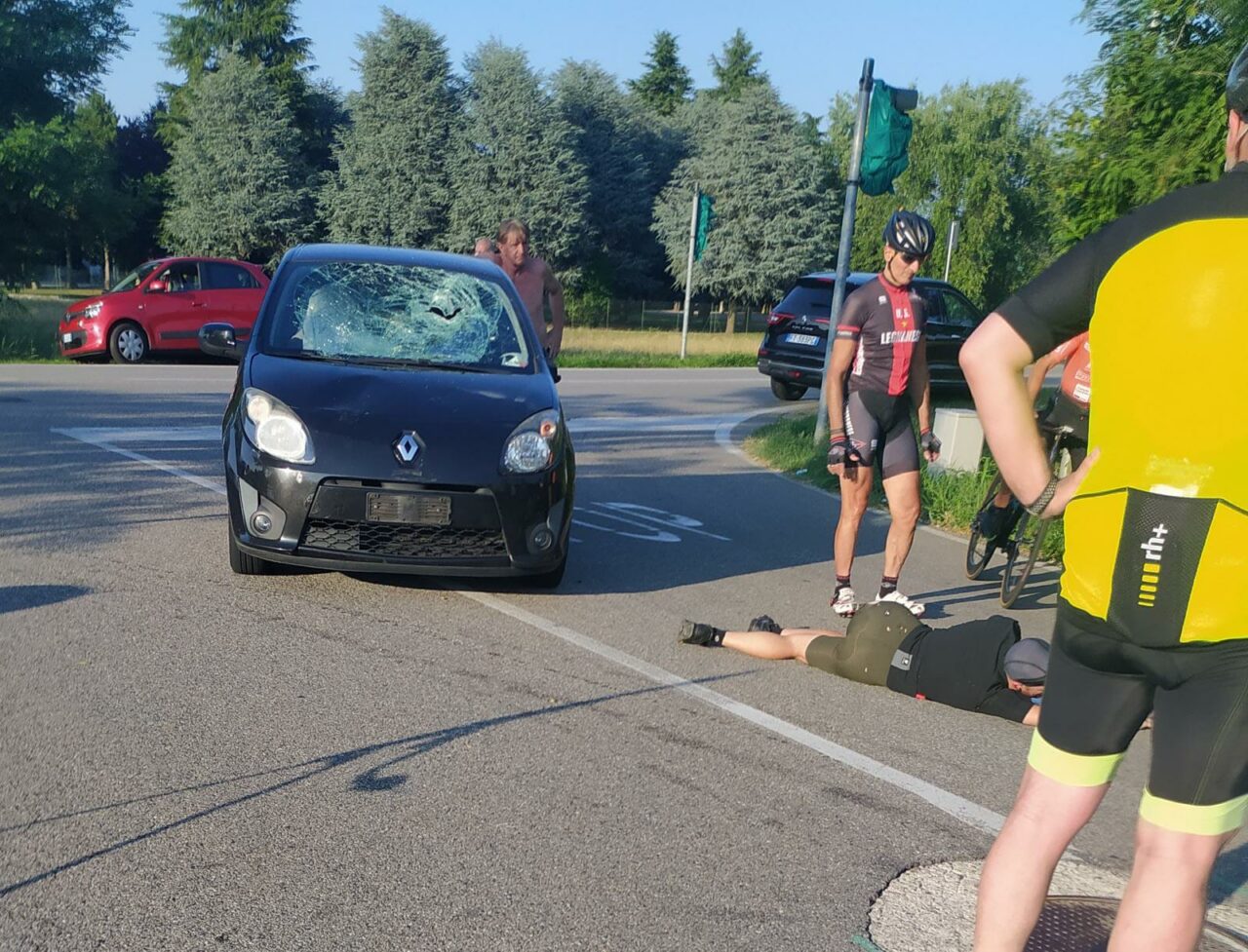 Ciclista investito a Gorla Minore, soccorsi in codice rosso