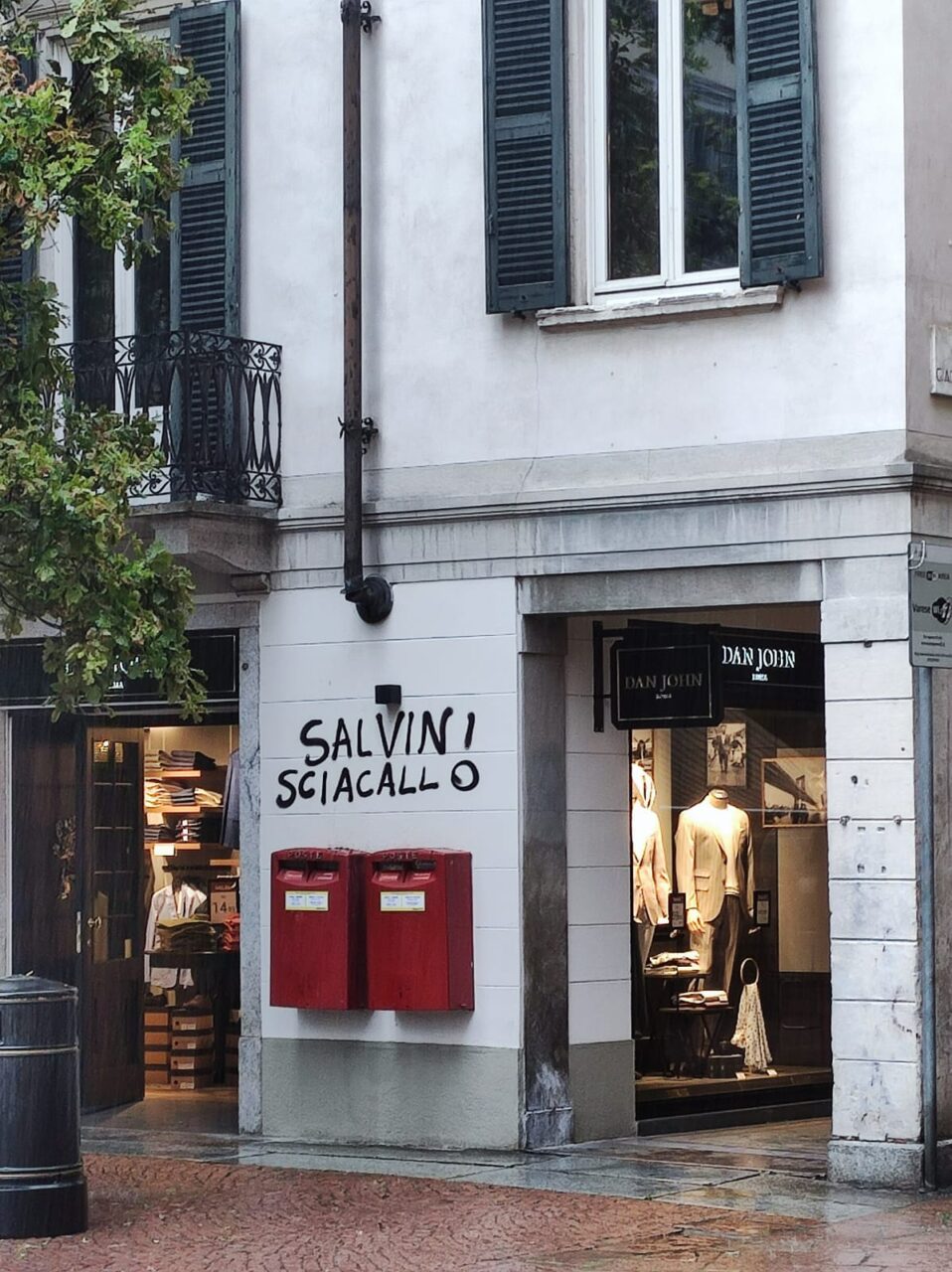 Graffito contro Salvini vicino alla sede della Lega a Varese: “Clima d’odio”