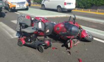 Anziano sulla carrozzina elettrica travolto da una moto a Legnano