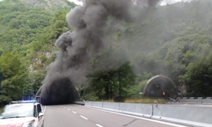 Pullman diretto a Livigno prende fuoco in galleria, bambini salvi per miracolo